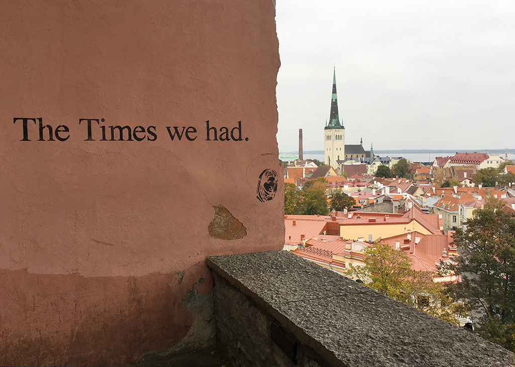 에스토니아의+구시가지(우리의+지난+시간들이라는+상징적+문구가+보인다).jpg