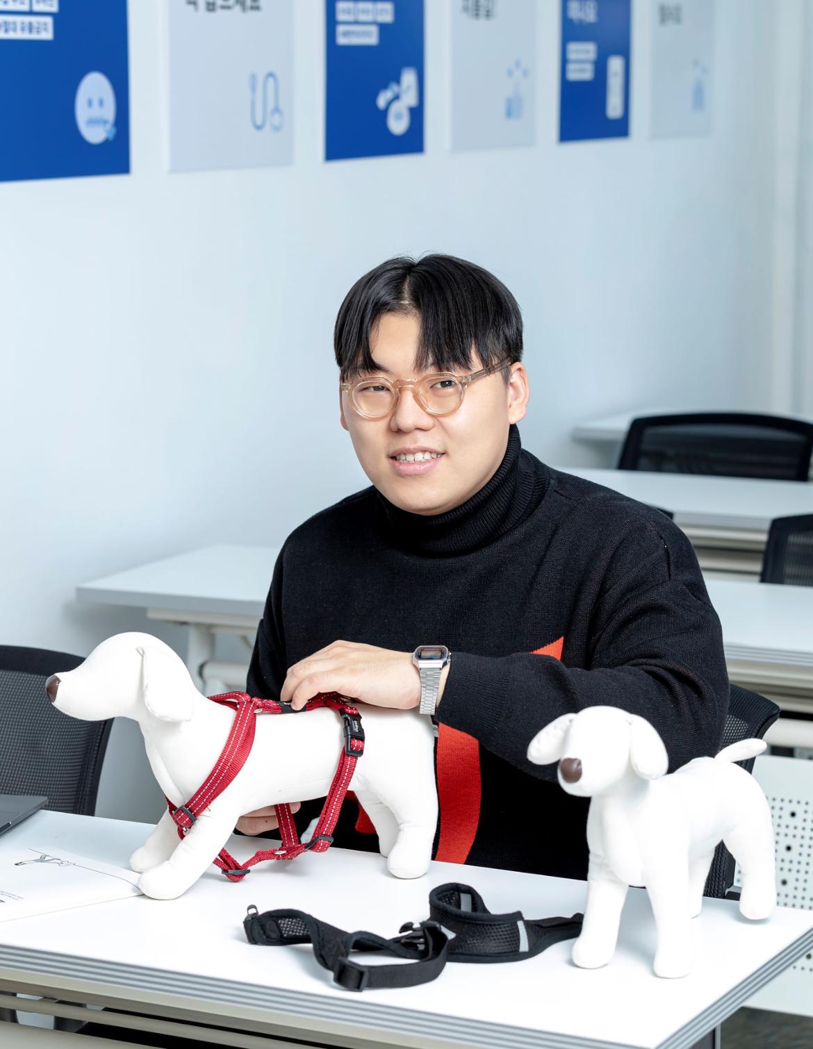애완동물 모형을 쓰다듬는 사진